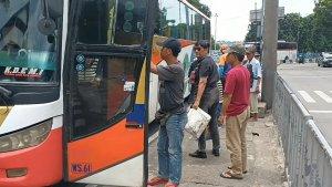 Kedatangan-penumpang-bus-AKAP-di-Terminal-Kampung-Rambutan-1.jpg
