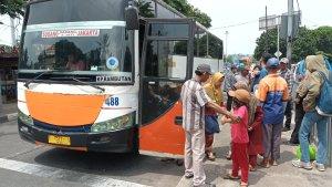 Kedatangan-penumpang-bus-AKAP-di-Terminal-Kampung-Rambutan.jpg