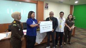 Kejari-Jakarta-Selatan-menyerahkan-uang-restitusi-dari-hasil-penjualan-mobil-Jeep-Rubicon.jpg