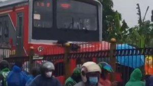 Kereta-tabrak-angkot-di-dejat-Stasiun-Citayam-Depok-Jumat-1662023.jpg
