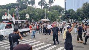 Kericuhan-dan-aksi-saling-lempar-batu-terjadi-antara-massa-pendukung-dan-penolak-hasil-Pemilu-2024.jpg