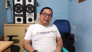 Ketua-DPD-Pertuni-DKI-Jakarta-Ajad-Sudrajad-saat-memberi.jpg
