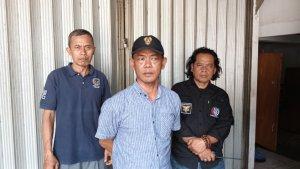 Ketua-RW-10-Munif-saat-menunjukkan-toko-kosmetik-yang-digere.jpg