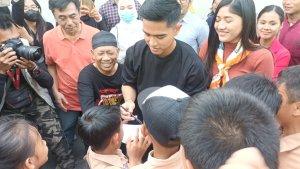 Ketua-Umum-PSI-Kaesang-Pangarep-didampingi-Erina-Gudono-menemui-warga-Cipinang-Melayu-Makasar.jpg
