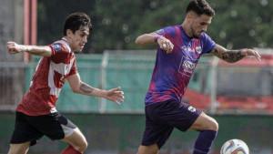Kiko-dikejar-oleh-pemain-Madura-United-francisco-Rivera.jpg