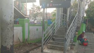 Kondisi-JPO-Halte-Transjakarta-Pasar-Kramat-Jati-di-Jalan-Raya-Bo.jpg