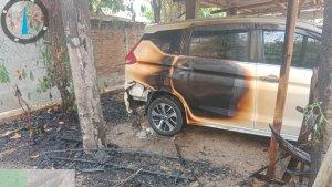 Kondisi-mobil-milik-warga-yang-terbakar-di-Jalan-Raya-Centex-Ciracas.jpg
