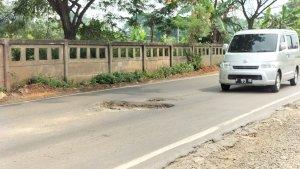 Lubang-di-Jalan-Inspeksi-Kalimalang-Cikarang-Barat-Kabupaten-Bekasi-Senin-2252023.jpg