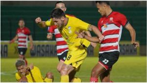 Lucas-Morelatto-dikawal-pemain-Madura-United.jpg
