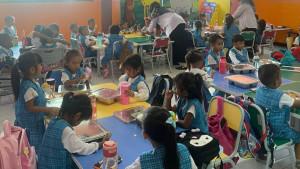 MAKAN-BERGIZI-Pelajar-di-Pulau-Kelapa-Kepulauan-Seribu-menerima-makan-bergizi-gratis.jpg