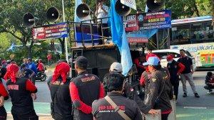 Massa-aksi-buruh-yang-menggelar-demo-di-depan-Balai-Kota-Jakarta-6.jpg