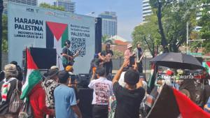 Masyarakat-mengikuti-aksi-damai-untuk-kemerdek.jpg