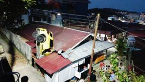 Mobil-Toyota-Raize-berwarna-kuning-nyungsep.jpg
