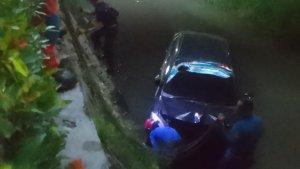 Mobil-Toyota-Vios-B-1369-FBK-nyemplung-ke-kali-di-Jalan-Boulevard-Harapan-Indah.jpg