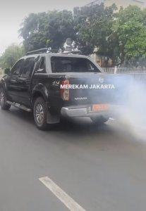 Mobil-pelat-merah-mengeluarkan-asap-tebal-dari-knalpotnya-di-kawasan-Mampang-Prapatan.jpg