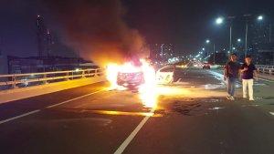 Mobil-terbakar-usai-menabrak-truk-kontainer-di-KM-15-Jalan-Tol-Dalam-Kota-Grogol-Petamburan.jpg