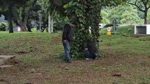 Momen-saat-warga-tengah-mencari-keberadaan-koin-jagat-di-kawasan-GBK.jpg