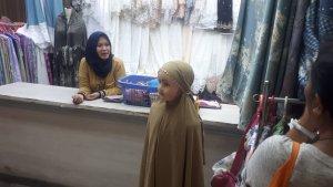Mukena-Lesti-Kejora-yang-lagi-viral-banyak-dijual-pedagang-Pasar-Tanah-Abang-Jumat-2432023-1.jpg