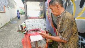 Mulyadi-dan-gerobak-bakso-miliknya-pasca-ditabrak-oleh-remaja-berinisial-SPD-18-di-Depok.jpg