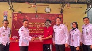 Narapidana-Lapas-Kelas-I-Cipinang-yang-mendapatkan-remisi-khusus-Imlek.jpg
