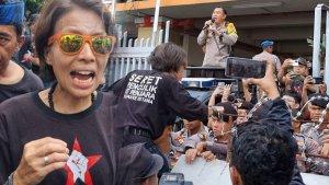 Novi-Bule-yang-juga-caleg-PDIP-memimpin-aksi-tolak-hasil-Pemilu-2024.jpg