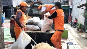 PETUGAS-BERSIHKAN-MATERIAL-Petugas-gabungan.jpg