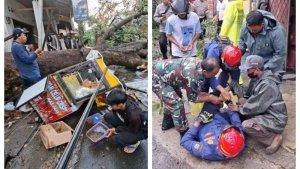 POHON-TUMBANG-DEPOK-Apay-memunguti-dagangannya-yang-hancur-tertimpa-pohon-tumbang.jpg