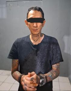 PRIA-NGAMUK-DI-CILANDAK.jpg