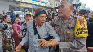PRIA-PROTES-KE-MENTERI-BAHLIL.jpg