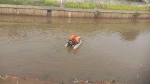 PRoses-pencarian-Dicky-Firdaus-8-yang-tenggelam-DI-Kali-Ciliwung.jpg