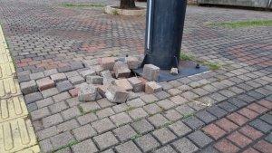 Paving-block-di-area-GBK-yang-dirusak-oleh-para-pemburu-koin-jagat-yang-tengah-viral.jpg