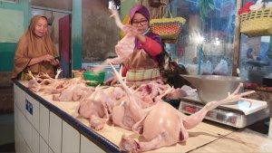 Pedagang-daging-ayam-saat-kenaikan-harga-ayam-dua-bulan-terakhir-di-Pasar-Cibubur.jpg