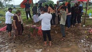 Pemakaman-Trish-Rhea-Aprilita-12-korban-tewas-kebakaran-Depo-Pertamina-Plumpang.jpg