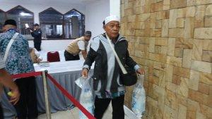 Pembagian-air-zamzam-kepada-jemaah-haji-di-Debarkasi-Asrama-Haji-Pondok-Gede.jpg