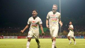 Pemian-Persija-Jakarta-Hanno-Behrens-kanan-dan-Frengky-Missa-kiri.jpg