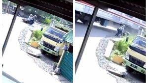 Pemotor-bersama-penumpang-yang-diboncengnya-nyaris-tertabrak-kereta-d.jpg