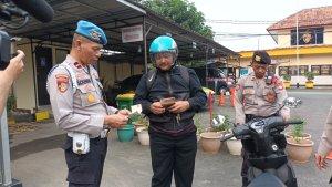 Pemudik-yang-menitipkan-sepeda-motornya-di-Mapolsek-Ciracas-Jakarta-Timur-Selasa.jpg