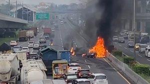 Penampakan-mobil-yang-terbakar-di-Jalan-Tol-Jakarta-Cikampek-arah-Cawang-pada-Rabu-152024.jpg