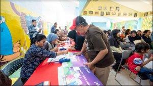 Pendistribusian-kartu-bantuan-sosial-yang-dilanukan-Dinsos-DKI-bersama-Bank-DKI.jpg