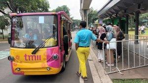 Pengunjung-TMII-yang-datang-menghabiskan-waktu-libur-hari-raya-Tri-Suci-Waisak-2568-BE.jpg