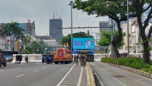 Penutupan-jalan-dengan-barrier-di-Simpang-Harmoni.jpg