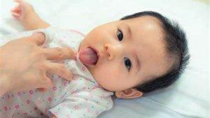 Perhatikan-putih-putih-di-lidah-bayi-karena-susu-atau-infeksi-jamur.jpg