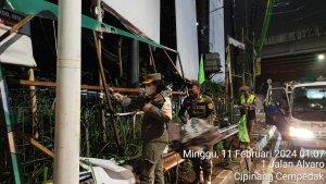 Personel-Satpol-PP-Jakarta-Timur-saat-menertibkan-APK.jpg