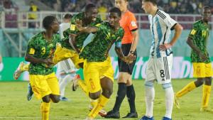Pesepak-bola-Mali-Ibrahim-Diarra-tengah.jpg