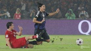Pesepak-bola-Timnas-Indonesia-Tom-Haye-berebut-bola-dengan-pesepak-bola-Timnas-Jepang.jpg