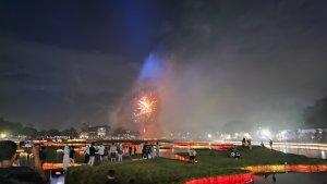 Pesta-kembang-api-pencahaan-keindahan-Danau-Archipelago-di-TMII-malam-tahun-baru-2023.jpg