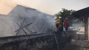 Petugas-Damkar-Kota-Bekasi-melakukan-pemadaman-di-rumah-Kota-Bekasi-3.jpg