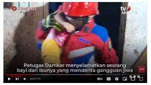 Petugas-Damkar-menyelamatkan-bayi-berusia-8-bulan-dari-ibunya-odgj.jpg