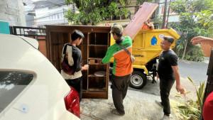Petugas-Dinas-Lingkungan-Hidup-DKI-Jakarta-saat-mengangkut-sampah-lemari-da.jpg