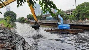 Petugas-dengan-alat-berat-melakukan-pengerukan-lumpur-sungai-kali-dan-waduk-di-Jakarta-Utara.jpg